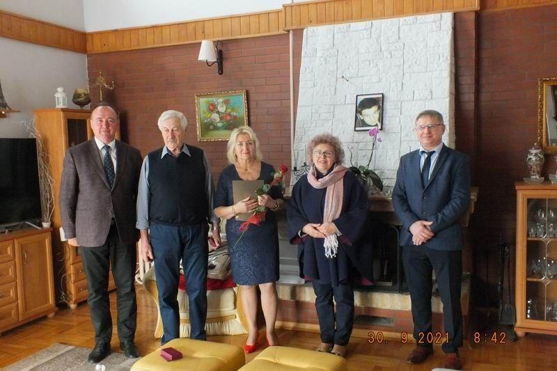 Zamiast wspólnego spotkania małżonków w urzędzie gminy były osobiste wizyty w ich domach. Wójt gminy Orły Bogusław Słabicki razem z przewodniczącą rady gminy Małgorzatą Hawro i kierownikiem Urzędu Stanu Cywilnego Krzysztofem Jarą odwiedzili jubilatów, przekazując im medale przyznawane przez prezyden