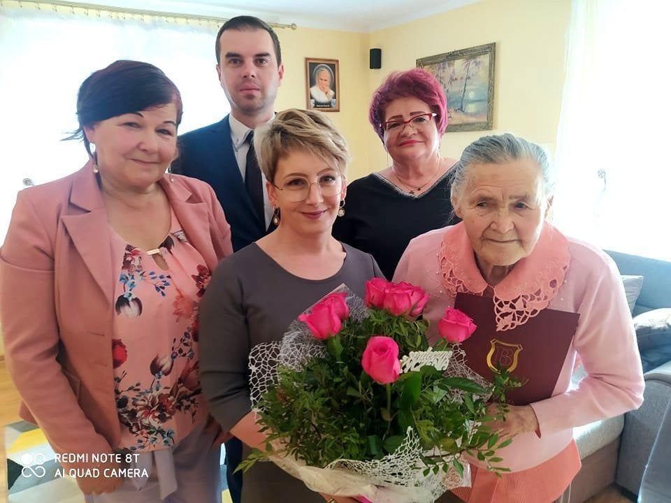 Pani Marianna setne urodziny świętowała uroczyście, przyjmując w swoich progach zastępcę wójta Pawła Rogala oraz kierownik i pracownicę GOPS. 

<br/>fot.GOKSiT Bircza