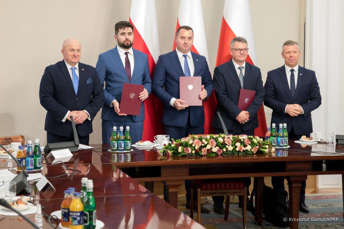 Burmistrz miasta i gminy Dubiecko Jacek Grzegorzak (drugi z prawej) tuż po przyjęciu nominacji na członka Rady ds. Samorządu Terytorialnego.<br/>fot.Kancelaria Prezydenta RP