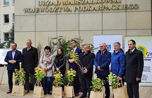 Kilka dni temu w Rzeszowie przekazana została kolejna partia drzewek. Osobiście odebrał je m.in. wójt gminy Żurawica Tomasz Szeleszczuk (pierwszy z lewej).<br/>fot.PUW Rzeszów