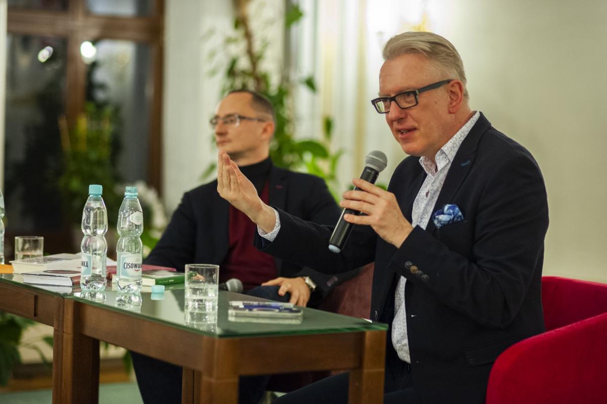 Mariusz Szczygieł w rozmowie z dr. hab. Tomaszem Pudłockim.
<br/>fot.Adam Podulka PBP w Przemyślu