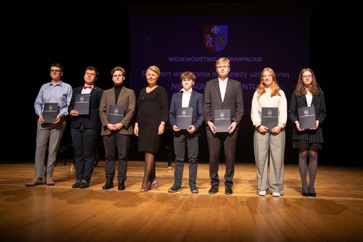 W siedzibie Regionalnego Centrum Kultur Pogranicza w Krośnie br. stypendia w ramach programu „Nie zagubić talentu” trafiły do 109 uczniów z Podkarpacia, uzdolnionych pod względem naukowym i artystycznym.<br/>fot.Urząd Marszałkowski w Rzeszowie