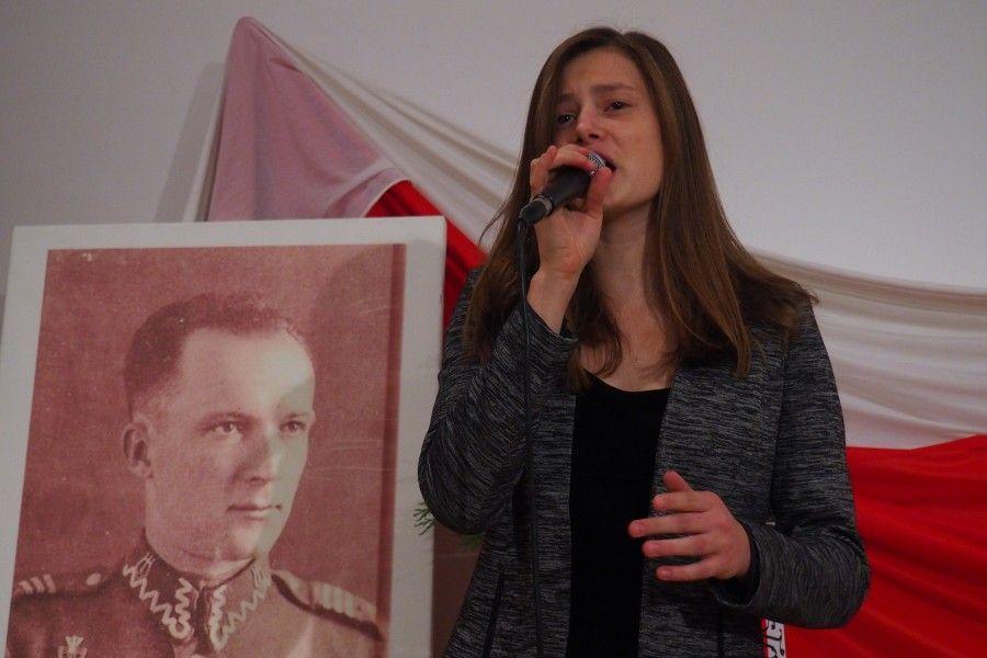 Migawki z poprzedniej edycji festiwalu. Anna Socha (JOKiS) śpiewa na tle portretu M. Zielińskiego.
<br/>fot.archiwum JOKiS