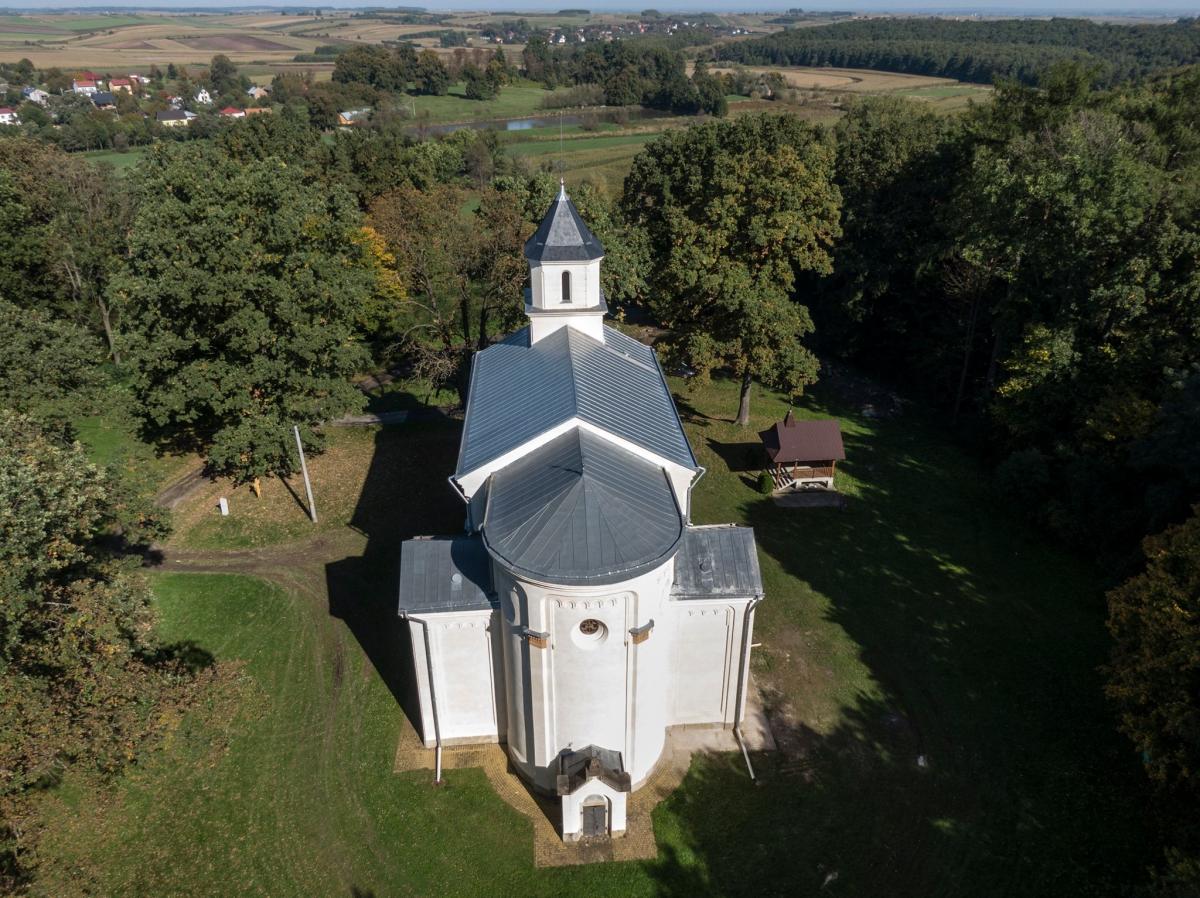Prace przy zabytkowym kościele pw. Świętej Trójcy w Kosienicach, zwanym potocznie „kościołem w lesie”, polegały głównie na wymianie ostatniego fragmentu pokrycia dachowego nawy głównej.<br/>fot.PWUOZ Przemyśl