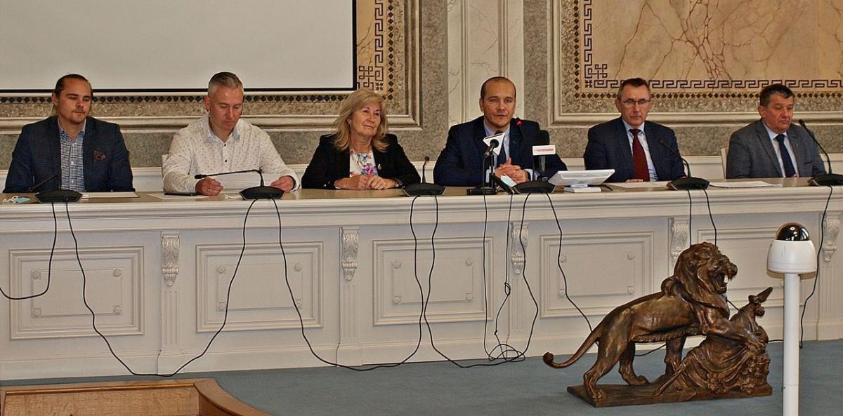 Wyniki głosowania zaprezentowane zostały podczas konferencji prasowej 21 października br. w przemyskim magistracie. Od lewej: kierownik Kancelarii Prezydenta Miasta Przemyśla Maciej Wolański, radni: Bartłomiej Barczak, Małgorzata Gazdowicz (Regia Civitas), Maciej Kamiński (PiS), Janusz Zapotocki (Na