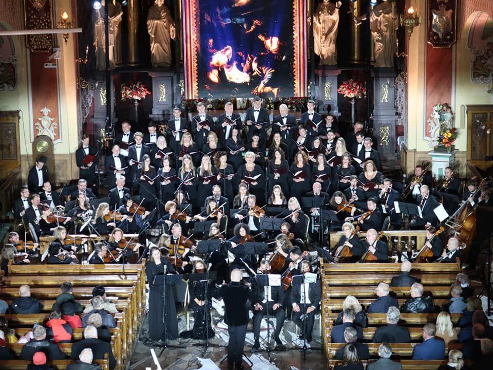„Mszę F-dur” Józefa Michała Ksawerego Poniatowskiego wykonali: Orkiestra Narodowej Filharmonii Lwowskiej, Galicyjski Chór Kameralny oraz soliści.<br/>fot.za zbiorów własnych