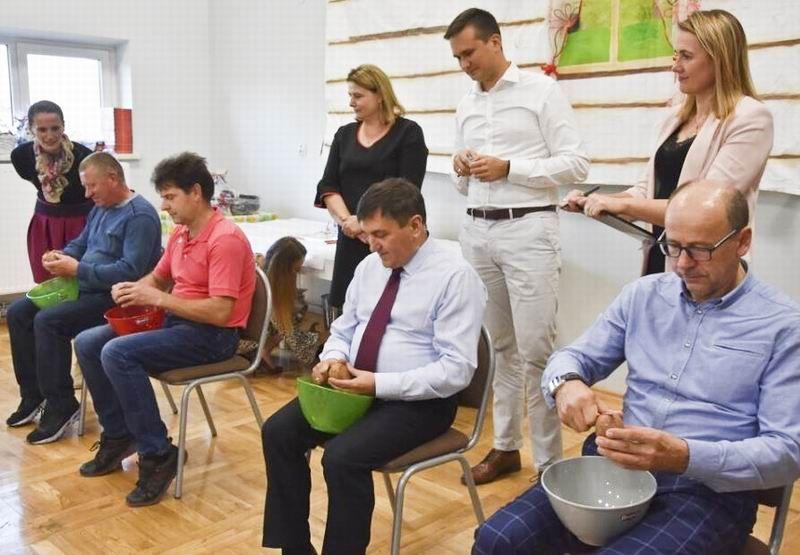 Konkurs na najdłuższą obierkę stanowił nie lada wyzwanie.<br/>fot.UG Przeworsk