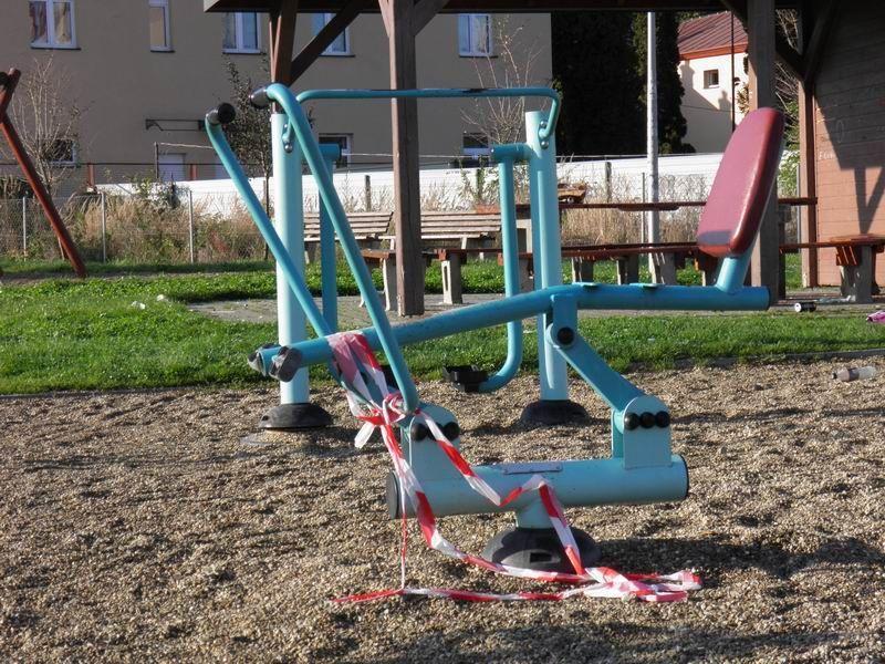 Usterki dotyczące trzech z urządzeń na obiekcie przy ul. Bohaterów Getta były zgłaszane w urzędzie miasta już kilka razy. Na razie skończyło się otaśmowaniem sprzętu. Na naprawę i wymianę niesprawnych elementów – jak wynika z odpowiedzi magistratu – trzeba będzie poczekać. Czy znajdą się na to pieni