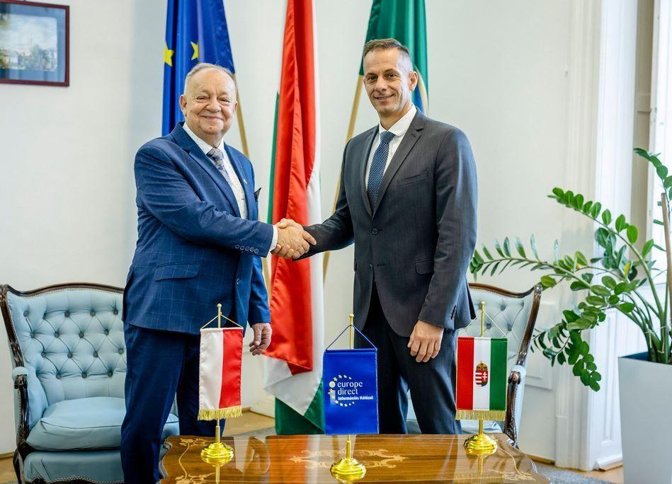 Pierwszy krok w ramach odświeżenia współpracy został zrobiony. Na zdjęciu starosta przemyski Jan Pączek i dr Juhász Attila Simon, przewodniczący Rady Powiatu Heves.

<br/>fot.Starostwo Powiatowe w Przemyślu