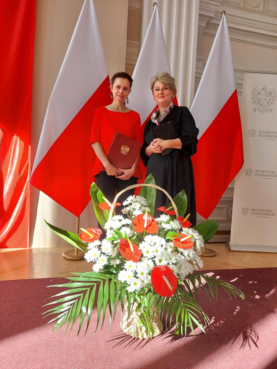Ministerialną nominację profesora oświaty dr Małgorzata Wilgucka odebrała z rąk podkarpackiego kuratora oświaty Małgorzaty Rauch.  <br/>fot.materiały organizatora