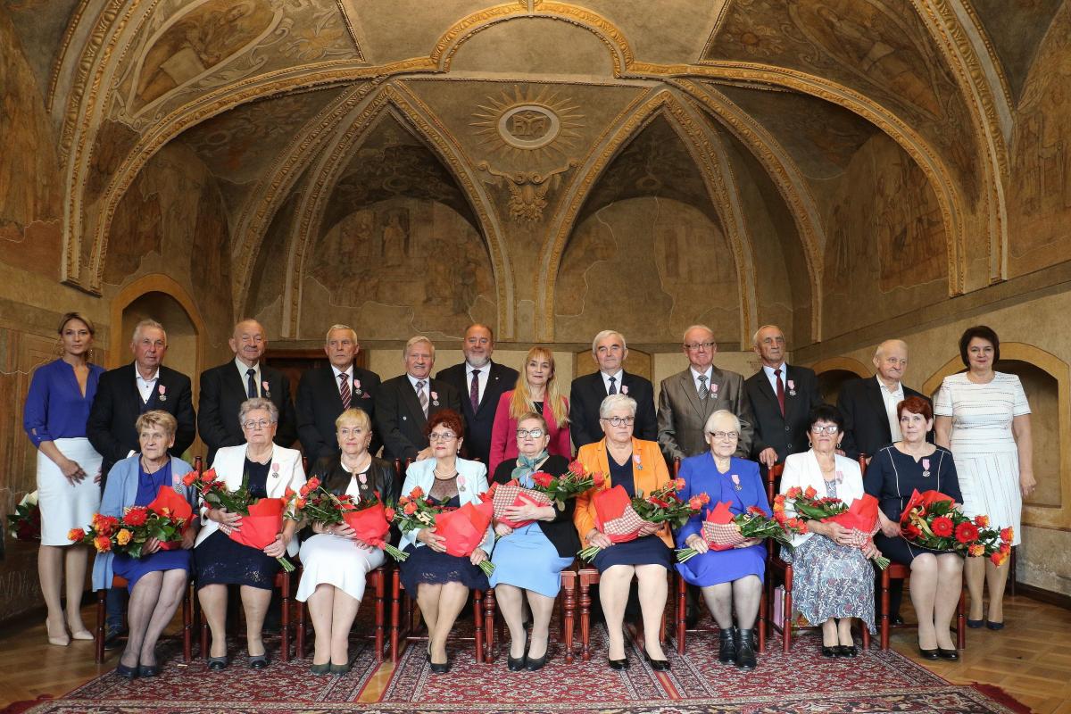 10 par (jedna zaocznie) z Jarosławia i okolic udekorowanych zostało Medalami za Długoletnie Pożycie Małżeńskie.<br/>fot.UM Jarosław
