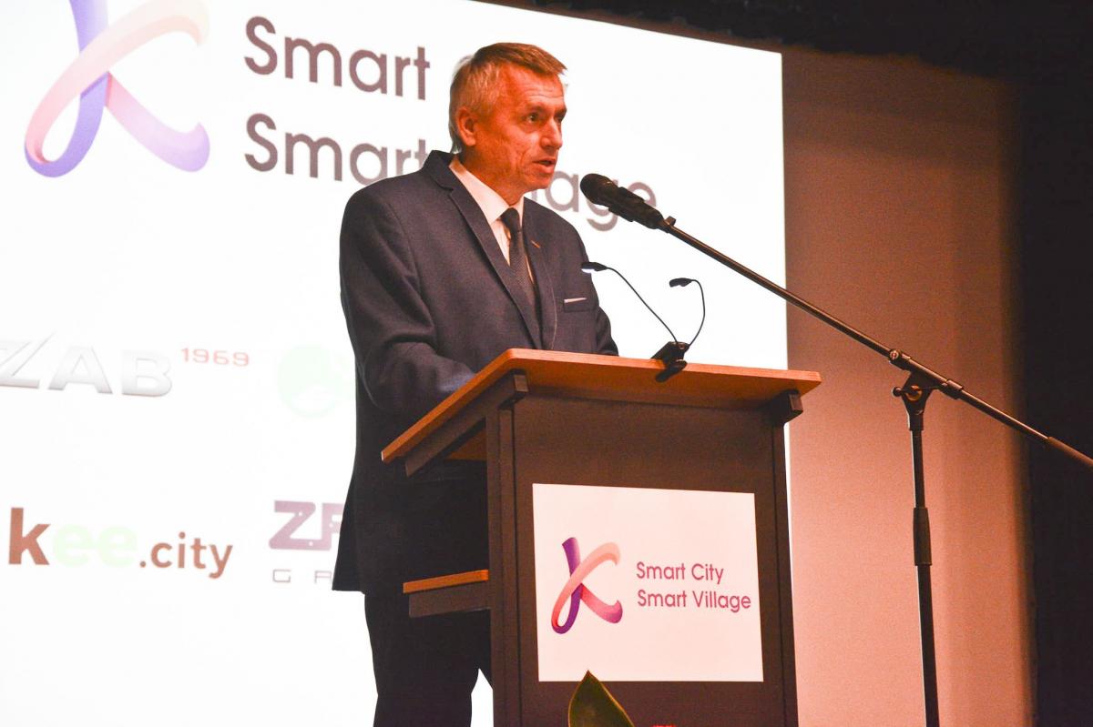 Burmistrz Lubaczowa Krzysztof Szpyt otwierając spotkanie, mówił o tym, że do nowych zadań inwestycyjnych samorządy muszą podchodzić tak, by wszędzie tam, gdzie można, wprowadzać nowe rozwiązania technologiczne.<br/>fot.UM Lubaczów