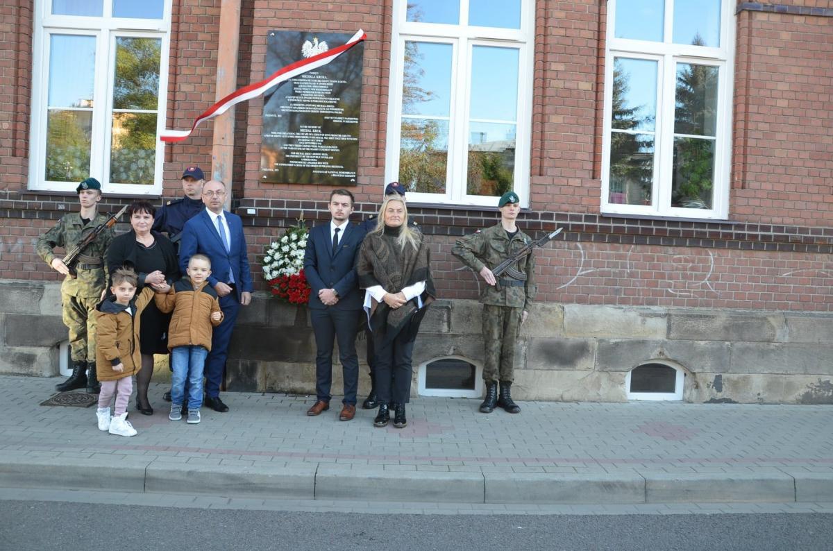 Olga Hołówka wspólnie m.in. z wiceprezesem IPN M. Szpytmą, dyrektor SOSW nr 1 Dorotą Wiech-Iwaneczko i Jakubem Andrejką (przedstawiciel rodziny Michała Kruka) odsłonili upamiętnienie Michała Kruka<br/>fot.ze zbiorów własnych