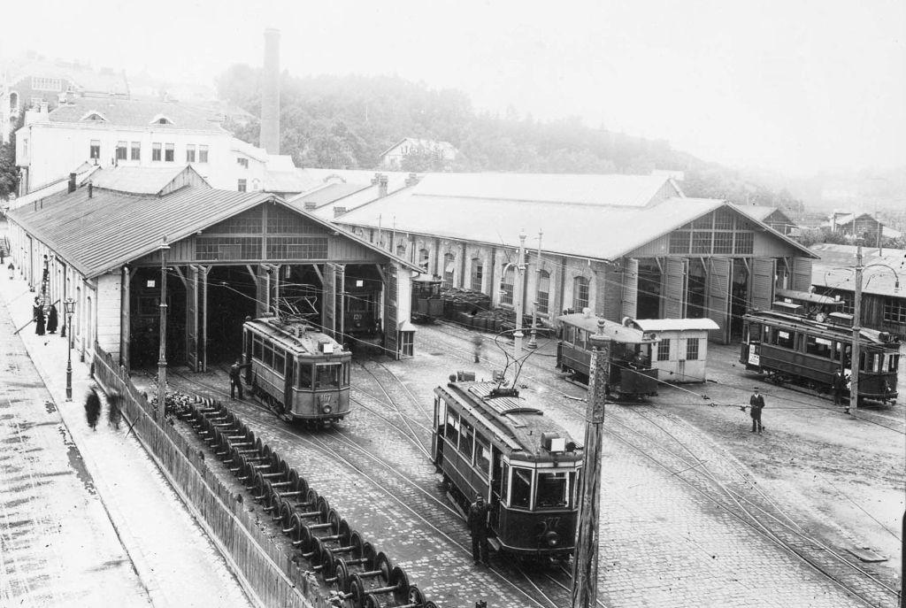 Mieszkańcy miasta byli bardzo żywo zainteresowani budową linii tramwajowych, bo dzięki temu Przemyśl miał dorównać wielu znaczącym miastom, które miały już tramwaje. Wymienić można choćby: Lwów (od 1894 r.), Łódź (od 1898 r.), Poznań (od 1898 r.) czy Kraków (od 1901 r.). Na zdjęciu tramwaje we Lwowi