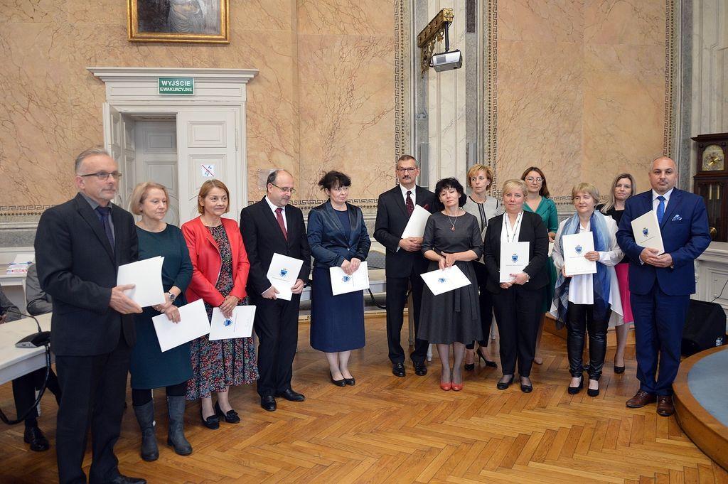 Głównym punktem uroczystości było wręczenie nagród prezydenta miasta. Otrzymało je 17 osób – dyrektorzy i nauczyciele z przemyskich placówek oświatowych.<br/>fot.UM Przemyśl  