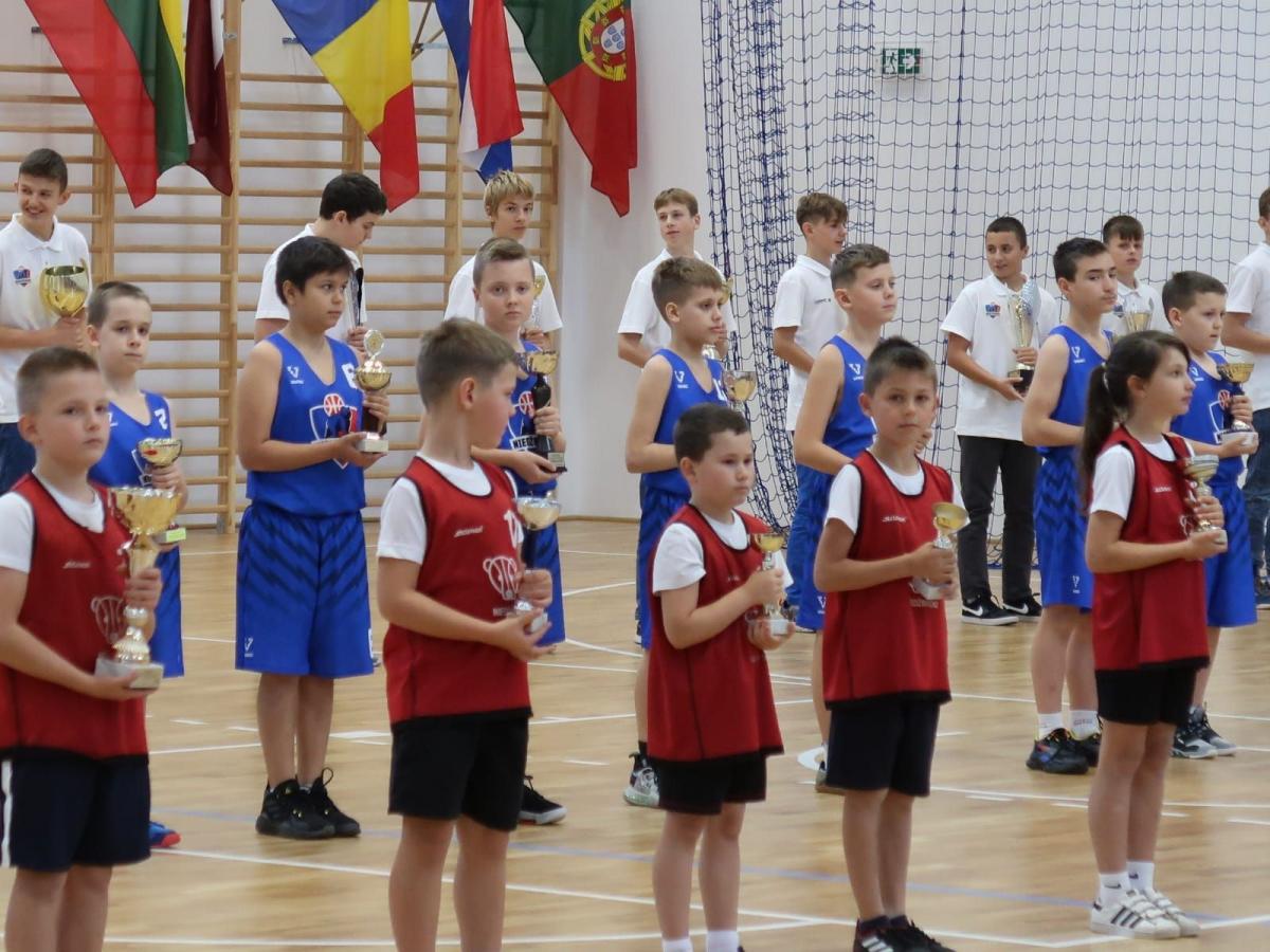 Hala sportowa gotowa była już pod koniec października ub. r. Wówczas jednak ze względu na obostrzenia epidemiczne nie doszło do oficjalnego otwarcia. Uroczyste przecięcie wstęgi w obecności wielu „ojców” sukcesu miało miejsce 15 bm.<br/>fot.ze zbiorów własnych
