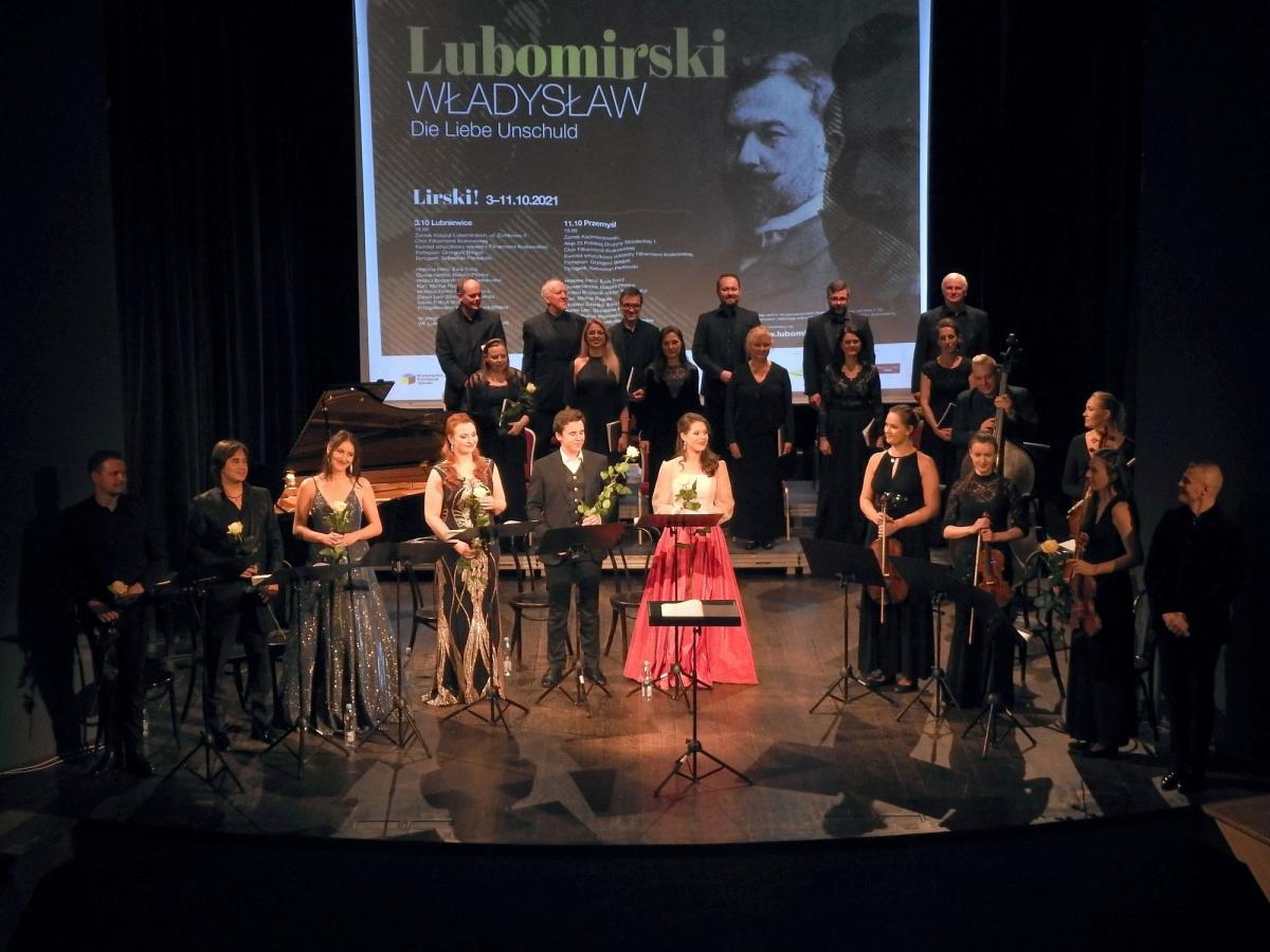 W spektaklu muzycznym „Die Liebe Unschuld” (Kochana niewinność) wystąpiło wielu znakomitych solistów i chór Filharmonii Krakowskiej.<br/>fot.Tomasz Beliński