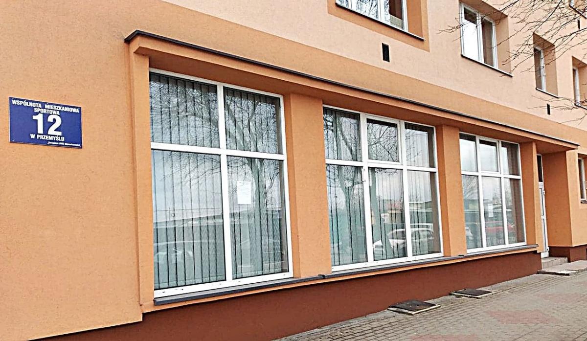 Sklep socjalny „Spichlerz” miał wystartować już na przełomie kwietnia i maja br. Jego siedzibą miał być przestronny lokal przy ulicy Sportowej 12 w Przemyślu, vis-à-vis bazaru. Do tej pory nie ruszył.<br/>fot.Mariusz Godos