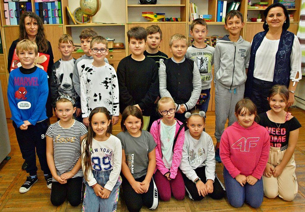 Uczniowie klasy III c w SP 16 w Przemyślu z panią Anną Jantz (z lewej w górnym rzędzie) i wychowawczynią Jolantą Bobko.<br/>fot.Mariusz Godos
