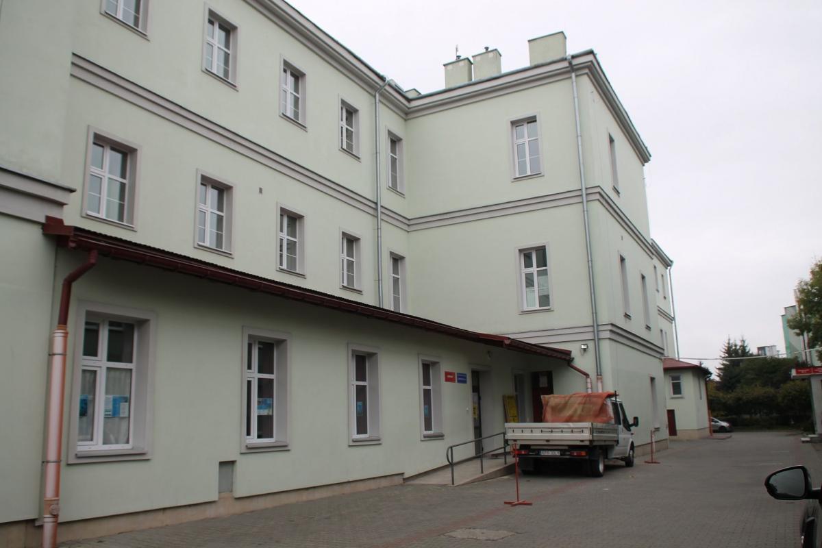 Kilka dni temu ruszyły pierwsze prace przy kompleksowej przebudowie starszego z budynków Specjalnego Ośrodka Szkolno-Wychowawczego im. Jana Pawła II w Jarosławiu.<br/>fot.Starostwo Powiatowe w Jarosławiu