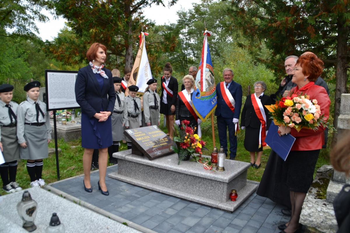 Dokument przypieczętowujący przekazanie parafowały prezes Towarzystwa Przyjaciół Przemyśla i Regionu Bogusława Pieczyńska oraz dyrektor birczańskiego ZS Magdalena Tyczyńska. <br/>fot.ze zbiorów TPPiR