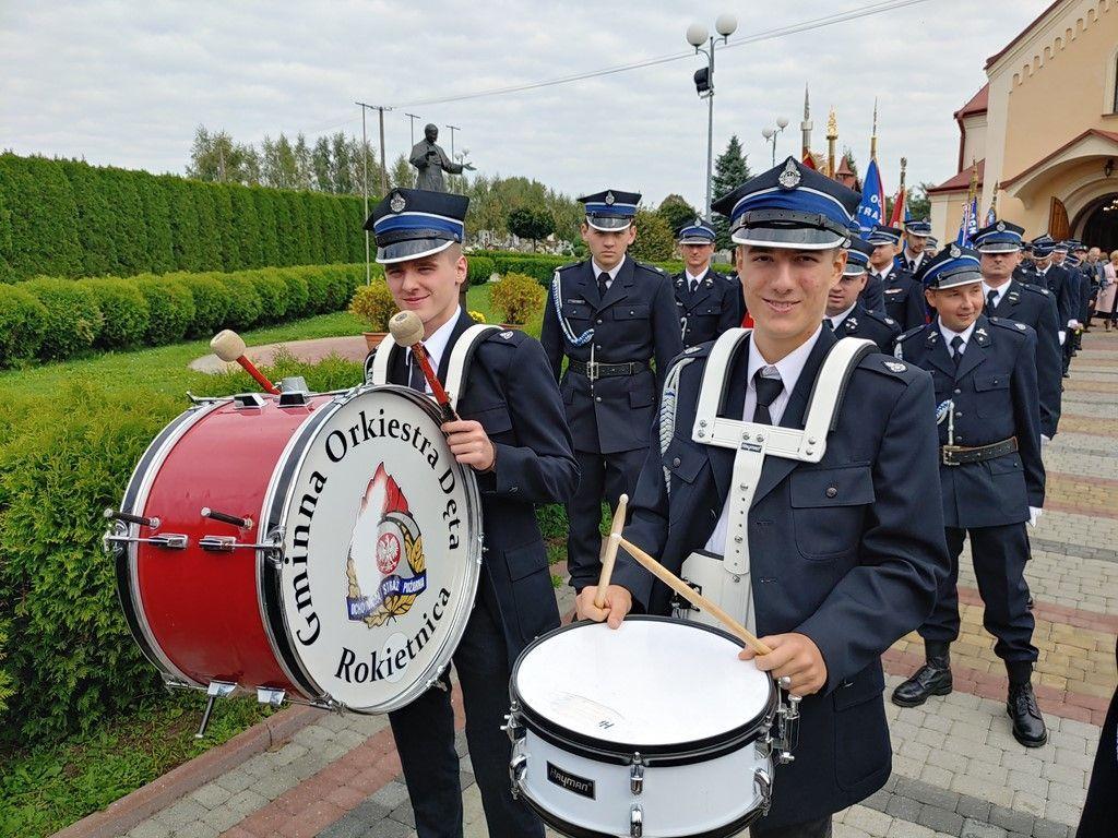 Strażacy ochotnicy z Buszkowic otrzymali sztandar jednostki. Inicjatywa jego ufundowania zrodziła się w 2020 r., a fundatorem był Honorowy Komitet Fundacji Sztandaru.<br/>fot.zbiory własne