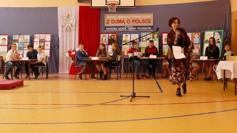 W quizie wiedzy historycznej zmierzyły się 3-osobowe zespoły z 4 szkół z terenu gminy.<br/>fot.SP w Grochowcach