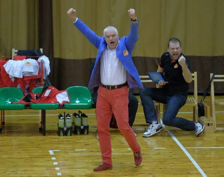 Trener Piotr Pajda ma powody do radości. Jego zespół w dwóch ostatnich mistrzowskich meczach świetnie się prezentował.<br/>fot.www.facebook.com/SanPajdaVolleyballTeam