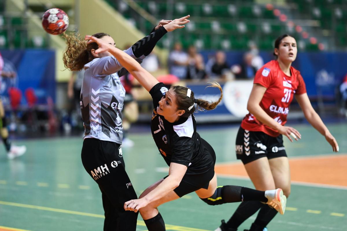Aleksandra Dorsz (rzuca) była zdecydowanie najlepszą zawodniczką meczu z KPR-em Kobierzyce.<br/>fot.PGNiG Superliga Piłki Ręcznej Kobiet