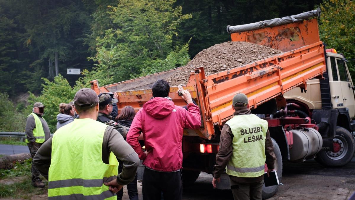 2 Ekolodzy z Inicjatywy Dzikie Karpaty  sprowadzili barakowóz jako „dom” na zimę. Leśnicy, według ekologów, chcąc zablokować dojazd barakowozu, zamierzali wysypać żwir na plac blokady.<br/>fot.za zbiorów własnych