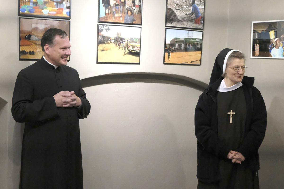 Ksiądz Marek Wojnarowski, dyrektor Muzeum Archidiecezjalnego w Przemyślu i siostra Agnieszka Mruga podczas otwarcia wystawy.<br/>fot.Jacek Szwic