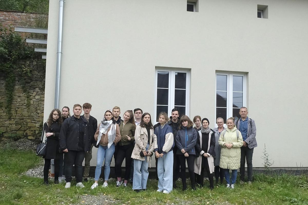 Uczestnicy warsztatów przed zrekonstruowaną przybudówką na Tatarskiej 3, gdzie na strychu siostry Podgórskie ukrywały trzynaścioro Żydów.<br/>fot.Jacek Szwic
