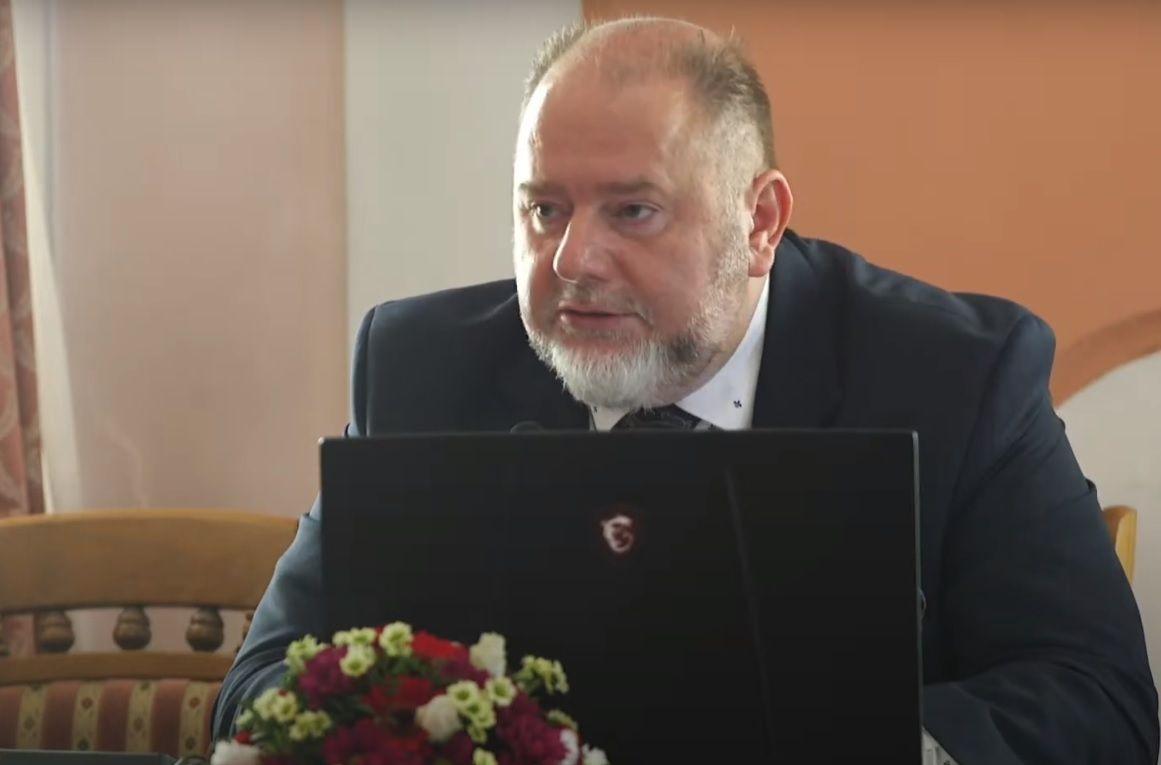 – Parking powinien być ogólnodostępny, żeby łatwiej było rodzicom dojechać, wysadzić dziecko i wyjechać, a obecnie tam są z tym problemy – wyjaśniał burmistrz Waldemar Paluch<br/>fot.UM Jarosław