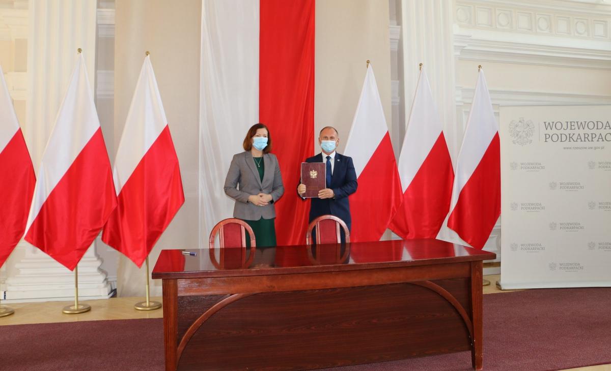 Pieniądze mają pomóc DPS-om funkcjonować w warunkach pandemii. Umowę potwierdzającą ich przekazanie podpisywali w Rzeszowie wicestarosta Mariusz Trojak i członek zarządu powiatu Marek Sobolewski.<br/>fot.Starostwo Powiatowe w Jarosławiu