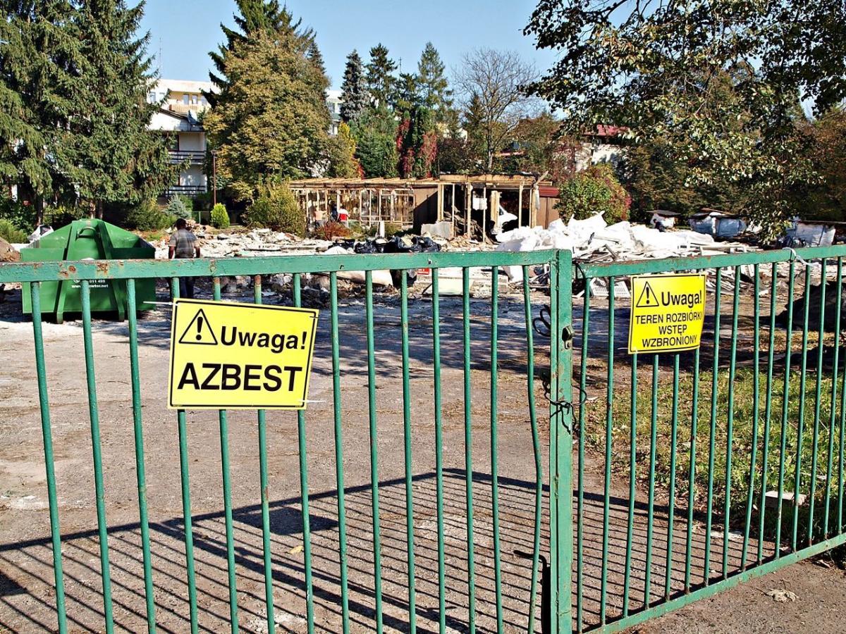 „Azbestowy” budynek byłego Przedszkola Miejskiego nr 12 przy ul. Dolińskiego w Przemyślu przeszedł do historii. W tym miejscu powstanie niebawem park rekreacyjno-wypoczynkowy. Inwestycja kosztować będzie ok. 400 tys. zł.<br/>fot.Mariusz Godos