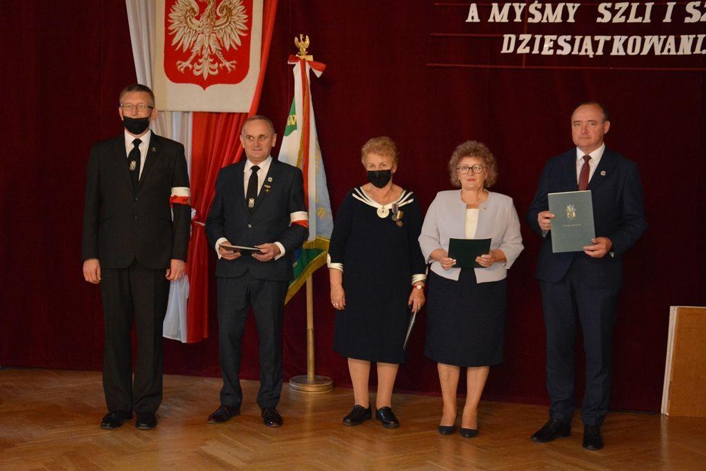 Ważnym punktem uroczystości były wyróżnienia. Zasłużeni przemyscy sybiracy – na podstawie zarządzenia szefa Urzędu do Spraw Kombatantów i Osób Represjonowanych – zostali uhonorowani Medalem Pro Bono Poloniae. Otrzymały go Stanisława Żak i Joanna Preiss – wiceprezes przemyskiego oddziału.<br/>fot.ze 