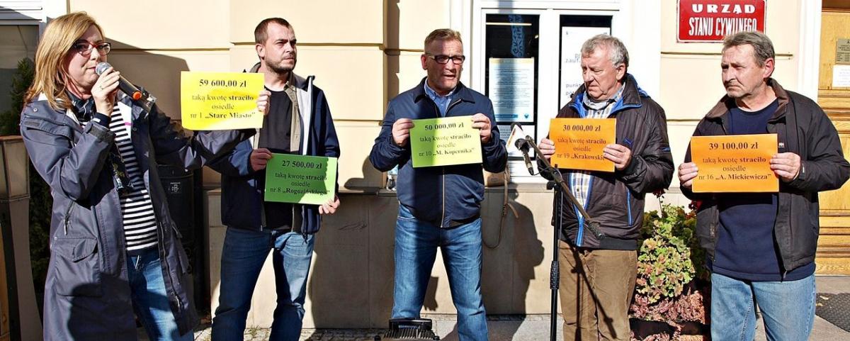 Przewodniczący pięciu zarządów przemyskich osiedli zorganizowali pod magistratem konferencję prasową, której tematem przewodnim były rozstrzygnięcia Budżetu Obywatelskiego 2022.<br/>fot.Mariusz Godos