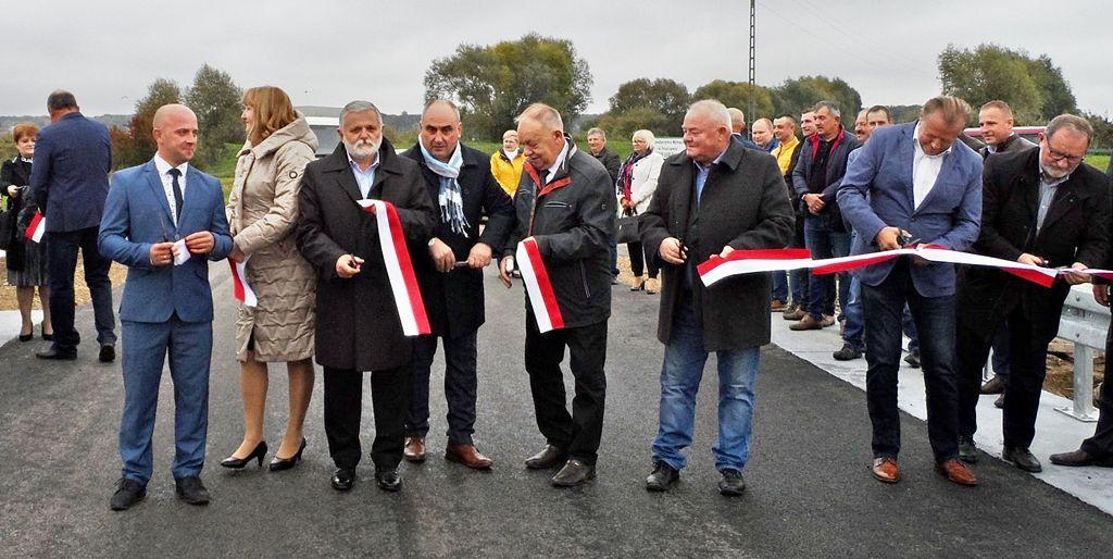1 października br. nastąpiło oficjalne otwarcie i poświęcenie żelbetowego mostu łączącego Nakło ze Starzawą. Łączny koszt budowy to ok. 460 tys. zł.Chętnych do przecięcia wstęgi było w bród...<br/>fot.Starostwo Powiatowe w Przemyślu