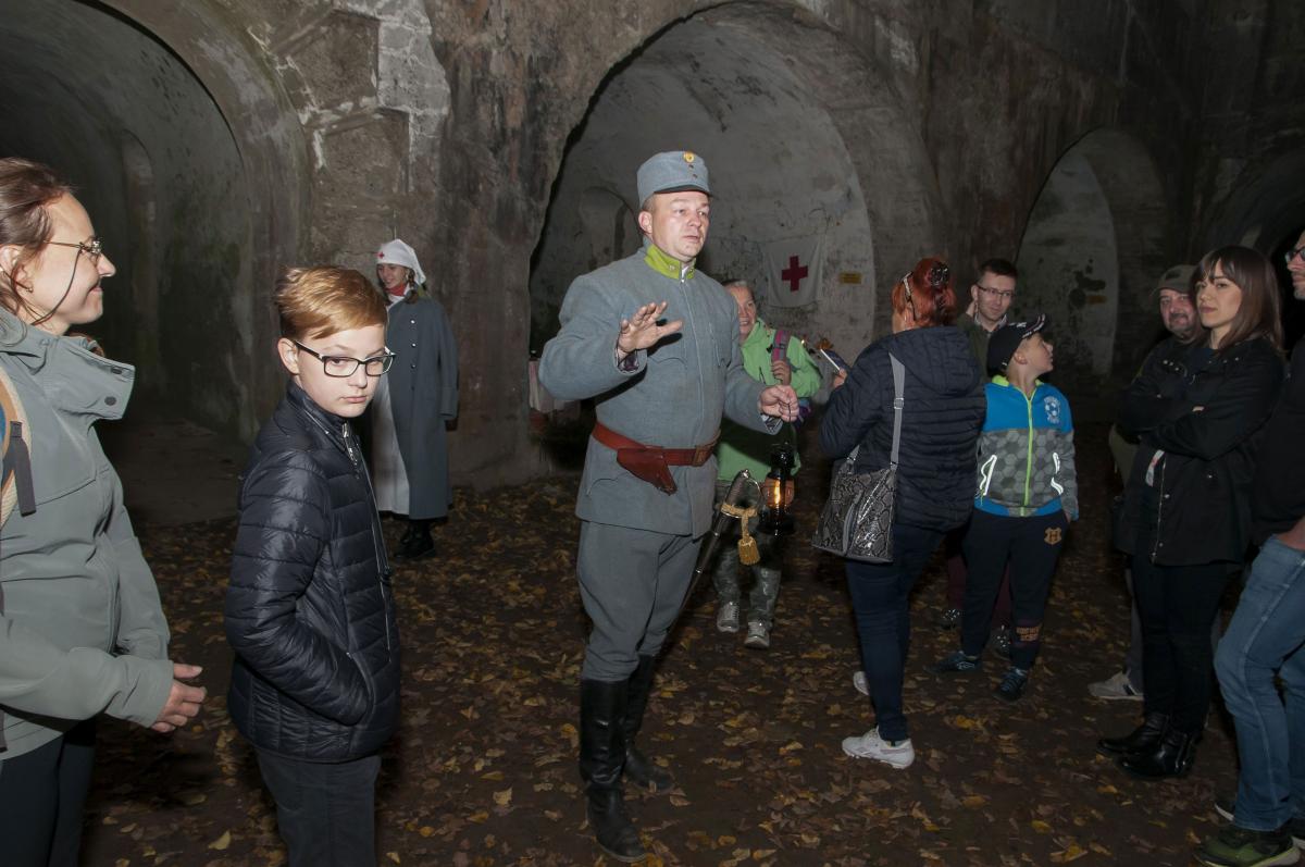 W ramach imprezy uczestnicy mieli możliwość zwiedzenia obiektu z przewodnikami w mundurach z epoki przy świetle lamp naftowych.<br/>fot.ZGFTP Przemyśl