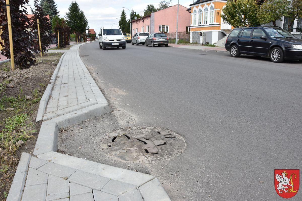 Prace prowadzone na Mickiewicza doczekały się finału. Kierowcy mogą się już poruszać się po nowej, gładkiej nawierzchni, bez utrudnień w ruchu.

<br/>fot.Starostwo Powiatowe w Lubaczowie