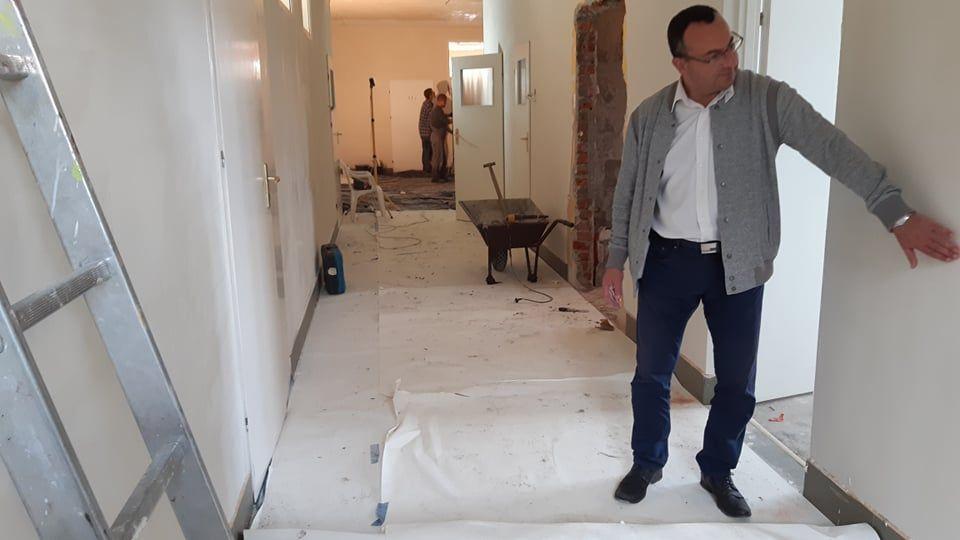 Prace w budynku idą pełną parą, według wstępnych planów mają się zakończyć 30 listopada. Postępy nadzoruje gospodarz gminy Żurawica Tomasz Szeleszczuk.<br/>fot.UG Żurawica