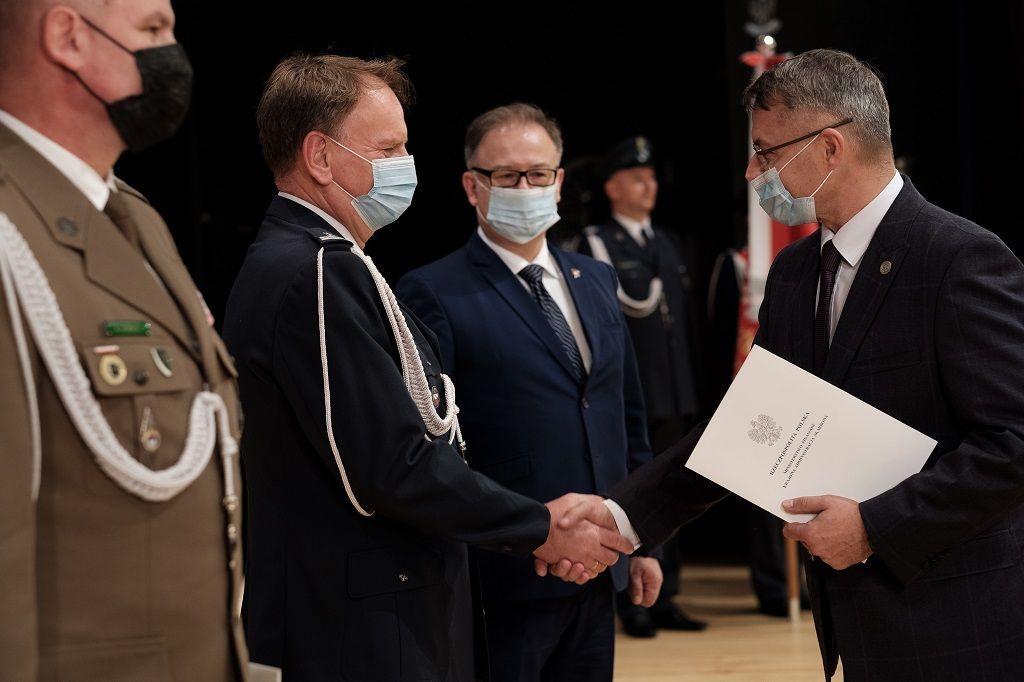 Jednym z funkcjonariuszy wyróżnionych podczas wojewódzkich obchodów był mł. insp. Jacek Wojdylak, naczelnik Wydziału Systemów Granicznych oraz Centrum Kompetencyjne Systemów Centralnych. Odebrał honory za unowocześnienie funkcjonowania Służby Celno-Skarbowej oraz tworzenie systemu Cyfrowa Granica.<b