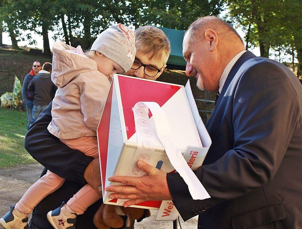 Wypełnione kupony przez zaszczepionych losowała przesympatyczna, nieco ponad 2-letnia Michalinka. <br/>fot.Mariusz Godos