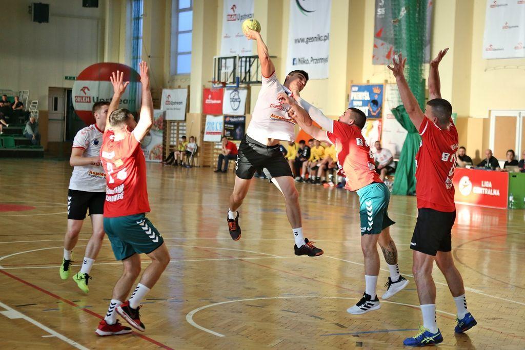 W dwóch ostatnich mistrzowskich meczach Paweł Stołowski (z piłką) rzucił aż 22 bramki.<br/>fot.Kamil Krukiewicz