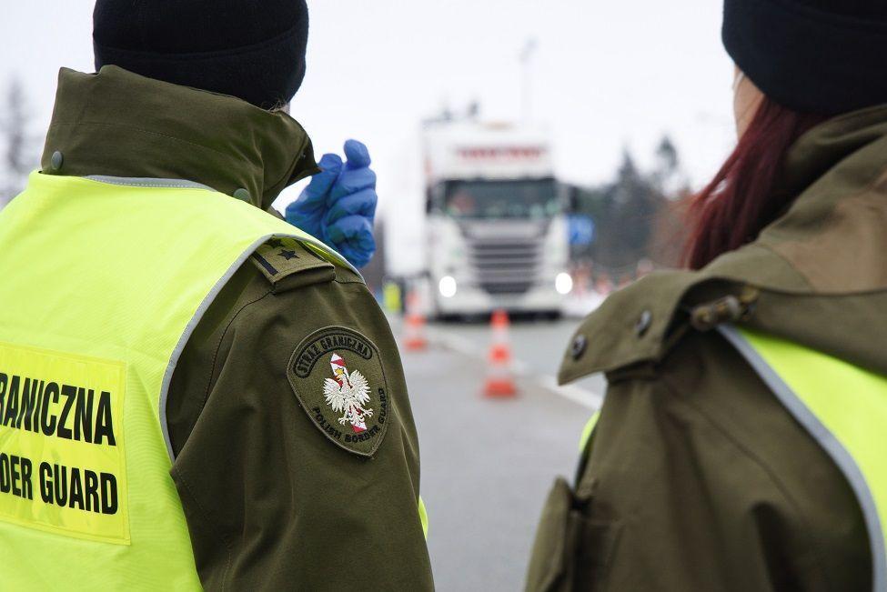 Pogranicznicy na przejściu granicznym.<br/>fot.serwis BiOSG