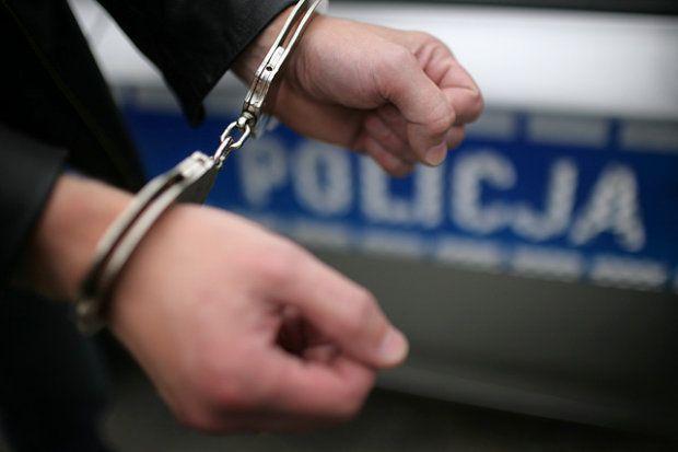 Mężczyzna w kajdankach.<br/>fot.archwium policji