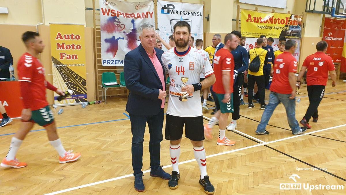 Dzianis Krytski (z prawej) został wybrany najwartościowszym zawodnikiem potyczki ORLEN Upstream SRS Przemyśl – MUKS Zagłębie ZSO 14 Sosnowiec. Obok Paweł Bolechowski.<br/>fot.Krzysztof Błażkowski