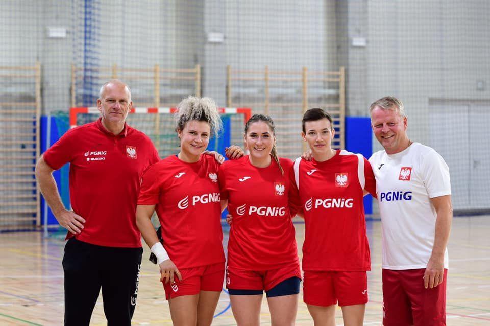 Od lewej: I trener reprezentacji Polski Arne Senstad, Sylwia Matuszczyk, Aleksandra Dorsz, Magda Balsam, II trener reprezentacji Polski Reidar Møistad.<br/>fot.www.zprp.pl