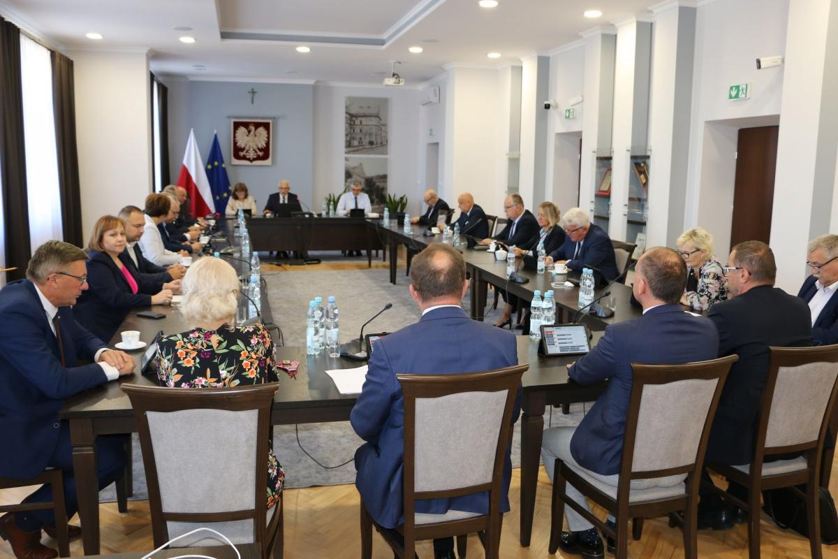 Rutynowy raport o aktualnej sytuacji szpitala przerodził się w wielowątkową dysputę na temat jego kondycji. <br/>fot.Starostwo Powiatowe w Jarosławiu