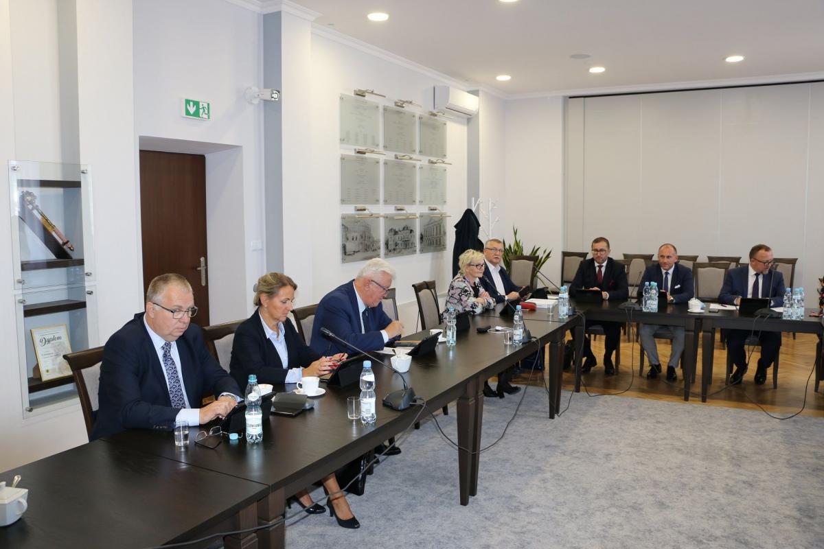 Dyskusję o szczepieniach zainicjowała wymiana zdań pomiędzy Tomaszem Kuleszą (trzeci z lewej) a radnym Zbigniewem Kuleszą (czwarty z prawej).<br/>fot.Starostwo Powiatowe w Jarosławiu